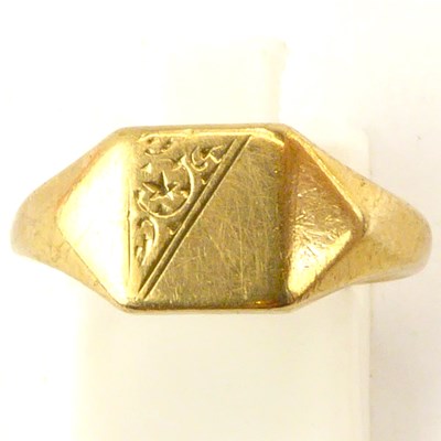 Lot 1000 - A 9ct gold gentlemen's vintage signet ring...