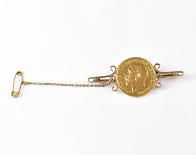 Lot 854 - A George V sovereign, 1915, in brooch mount,...