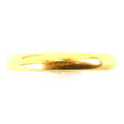 Lot 992 - An 18ct gold wedding band, size N, approx....