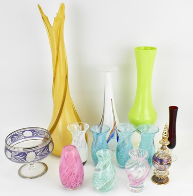 Lot 466 - Thirteen items of modern art glass, mostly...