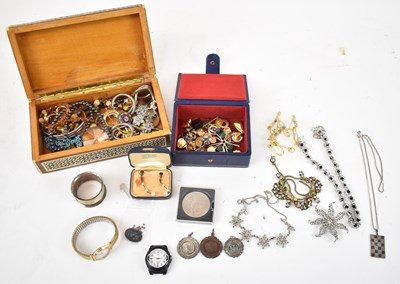 Lot 737 - A quantity of assorted costume jewellery...