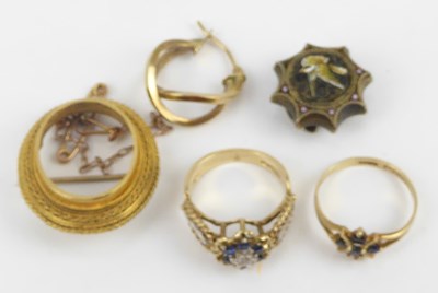 Lot 1113 - Various items of gold jewellery, to include...