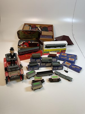 Lot 92 - A quantity of vintage toys comprising Meccano,...