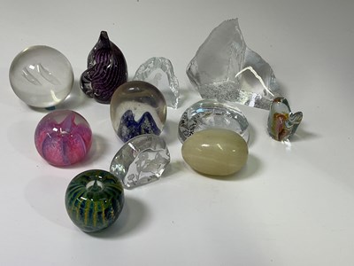 Lot 213 - A quanity of glass paperweights comprising...