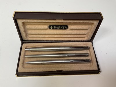 Lot 11 - A collection of pens including two cased...