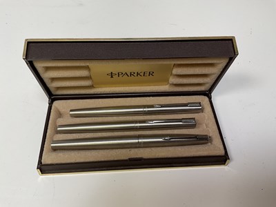 Lot 11 - A collection of pens including two cased...