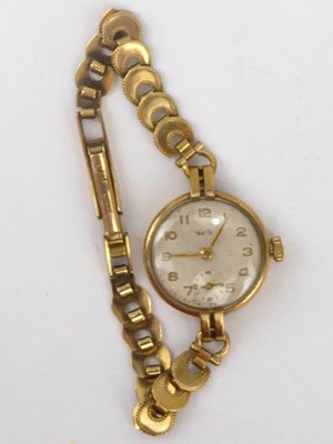 Lot 1178 - A ladies' vintage 9ct gold cased wristwatch,...