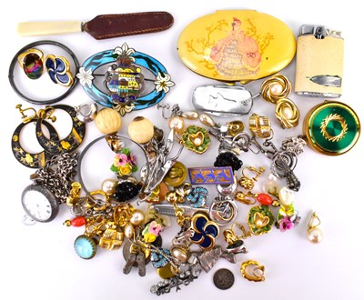 Lot 1133 - Various items of mixed costume jewellery to...