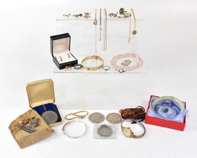 Lot 1135 - A quantity of costume jewellery to include a...