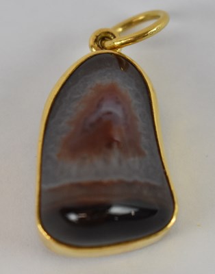 Lot 683 - A 22ct yellow gold agate set pendant stamped...