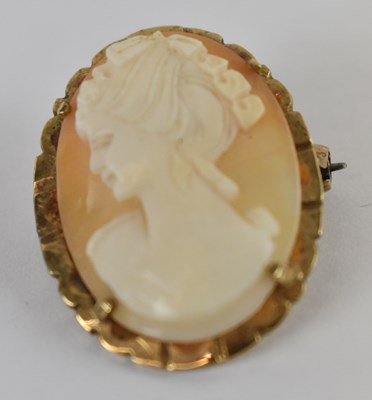 Lot 769 - A 9ct yellow gold cameo brooch, 2.5 x 2cm.