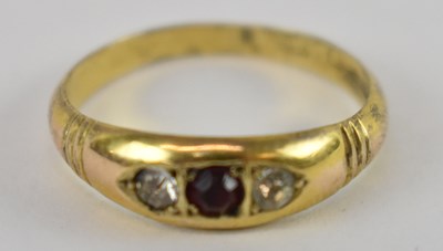 Lot 807 - A 9ct yellow gold three stone ring, size N,...