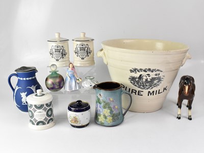 Lot 430 - A small mixed lot of ceramics and glass to...