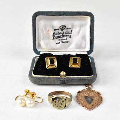 Lot 1104 - A small mixed lot of 9ct gold jewellery...