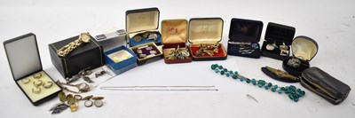 Lot 818 - A quantity of costume jewellery including...