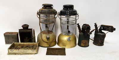 Lot 188 - A good quantity of vintage collectors' items,...