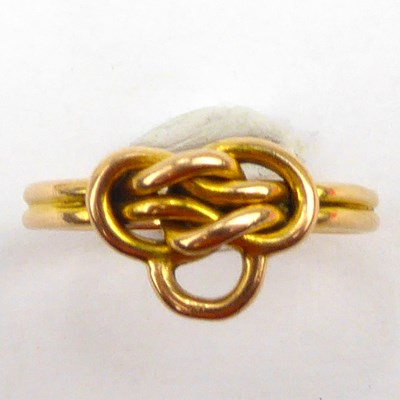 Lot 1013 - A 9ct gold puzzle ring, size K, approx. 2.4g.