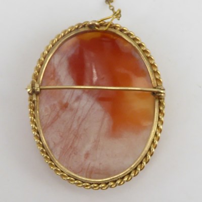 Lot 1048 - A vintage 9ct gold cameo brooch, head and...