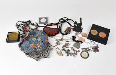 Lot 1129 - A small quantity of costume jewellery, to...