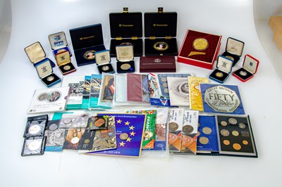 Lot 47 - A collection of British commemorative coins...