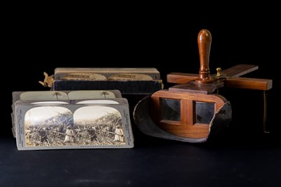 Lot 50 - An early 20th century stereoscopic viewer,...