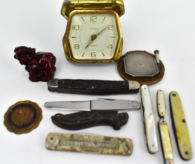 Lot 232 - Mixed collectibles to include penknives of...