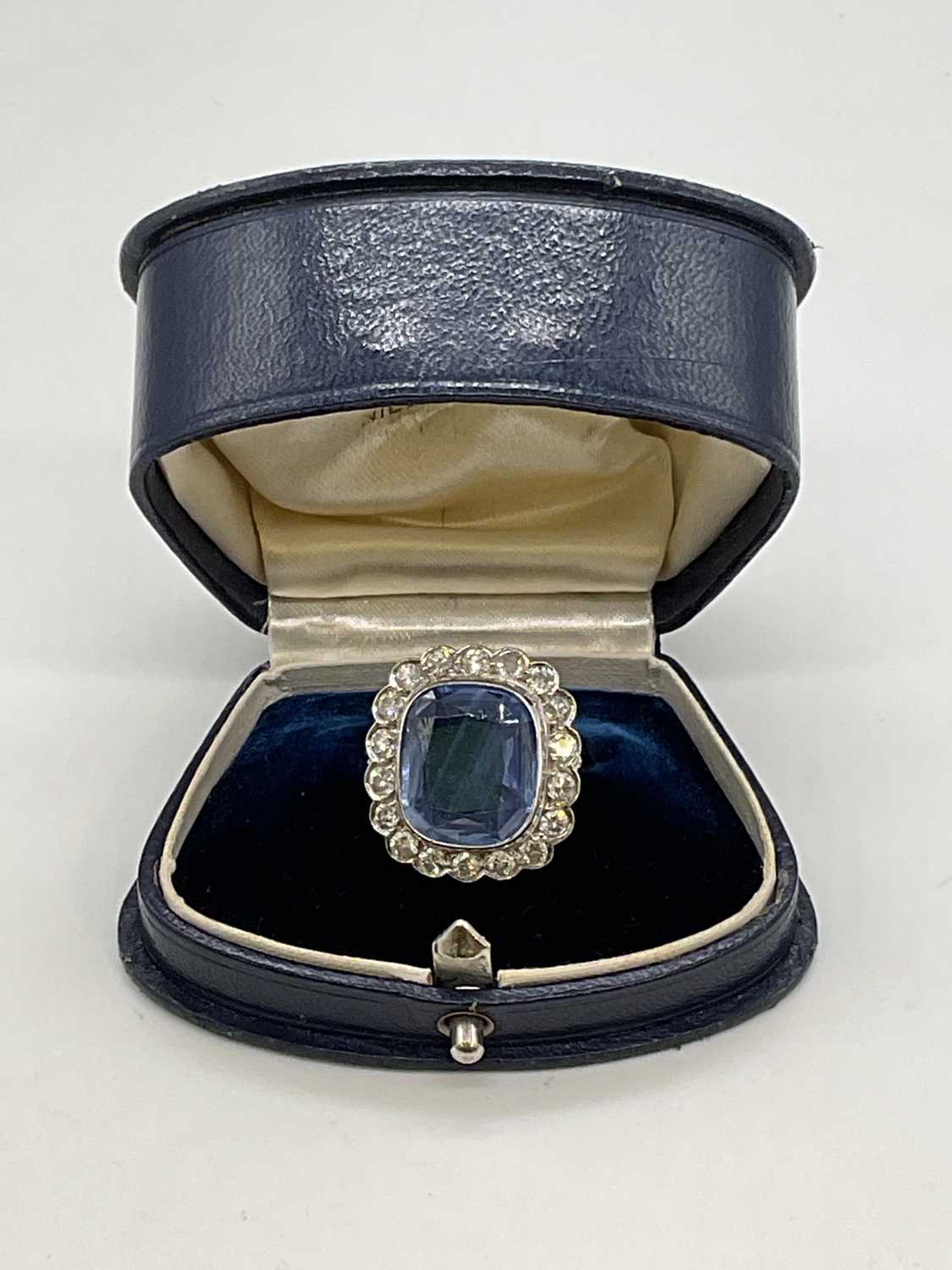 Lot 1141 - An important French 1920s Art Deco platinum...