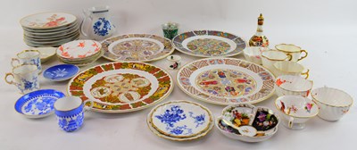 Lot 466 - A quantity of sundry ceramics including four...