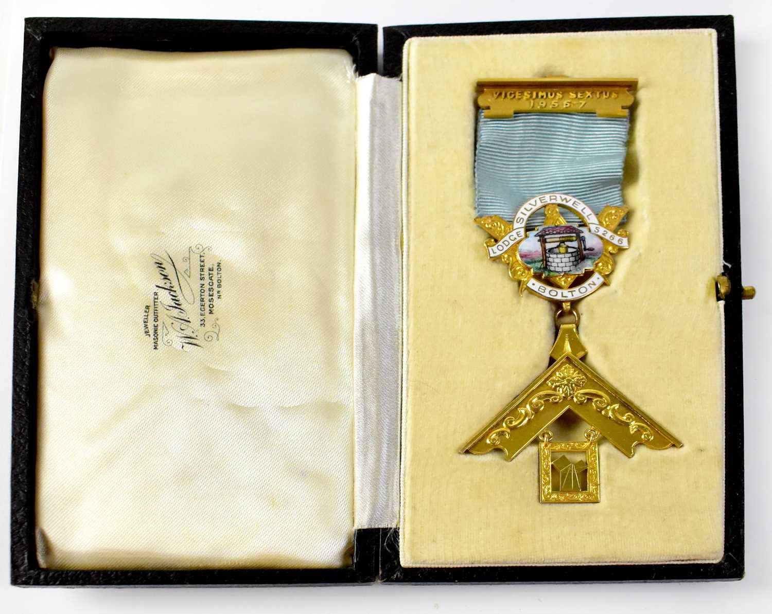 Lot 955 - A 9ct gold Masonic jewel