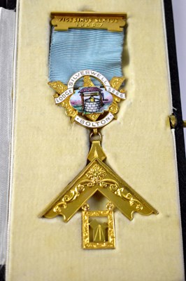 Lot 955 - A 9ct gold Masonic jewel