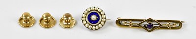 Lot 611 - A 9ct yellow gold pierced bar brooch, three...