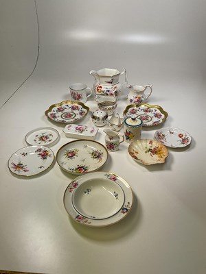 Lot 152 - A group of decorative ceramics including a...