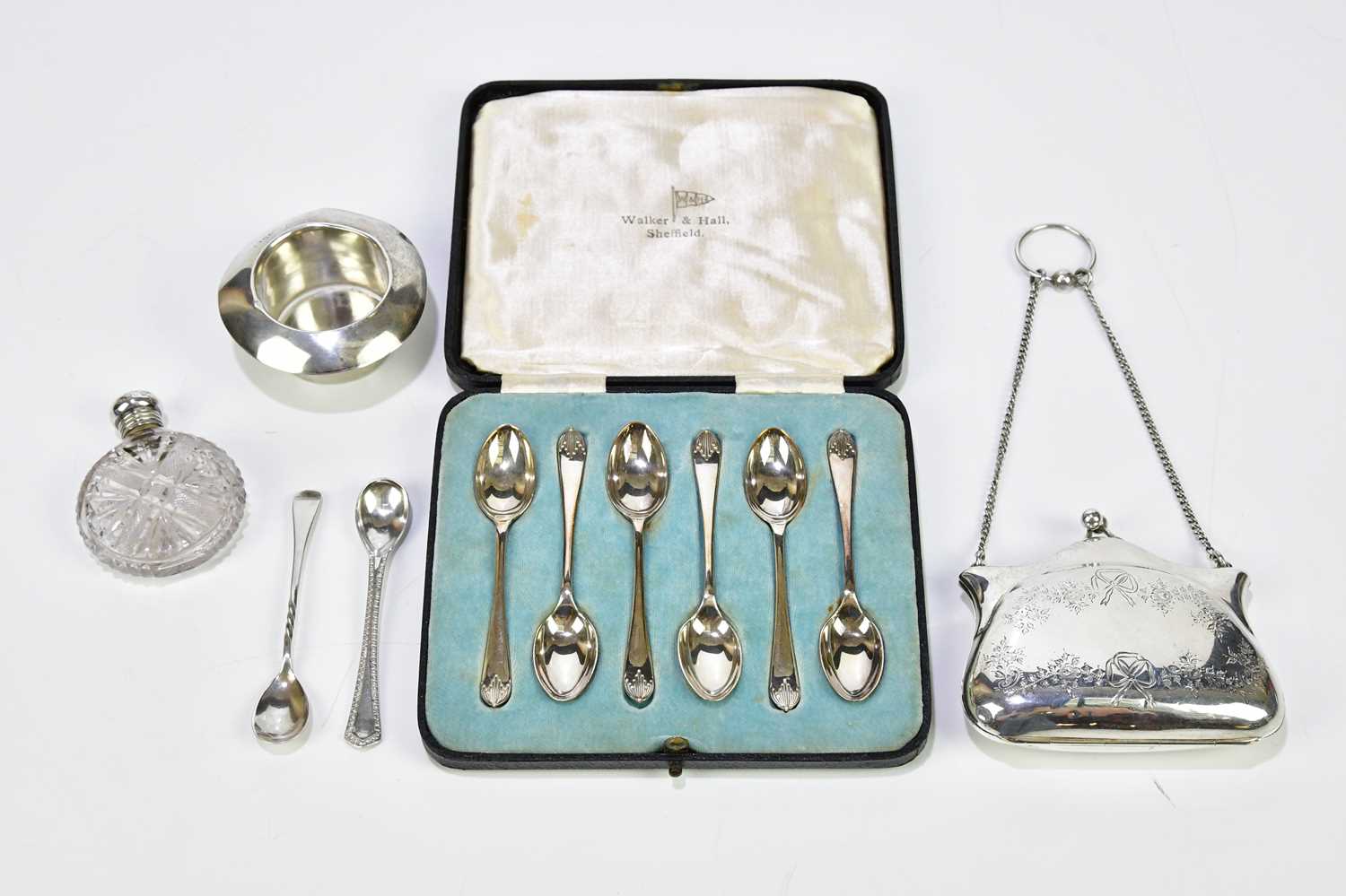 Lot 2433 - A group of small silver including a cased