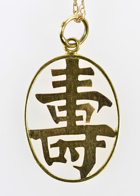 Lot 453 - An 18ct yellow gold pendant with Chinese...