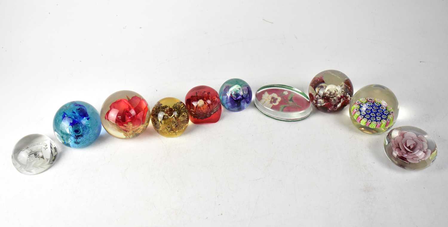 Lot 163 - Paperweights