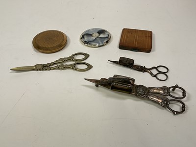 Lot 118 - Three compacts and three candle wick scissors.