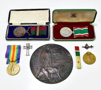 Lot 475 - A WWI bronze memorial plaque awarded to...