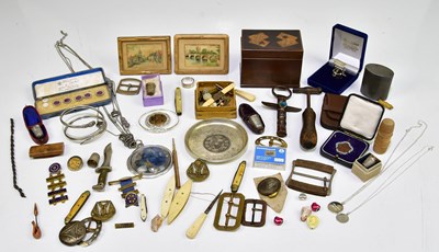 Lot 1075 - A small quantity of collectors' items to...