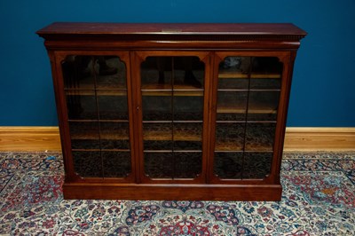 Lot 2375 - An early 20th century mahogany three door...