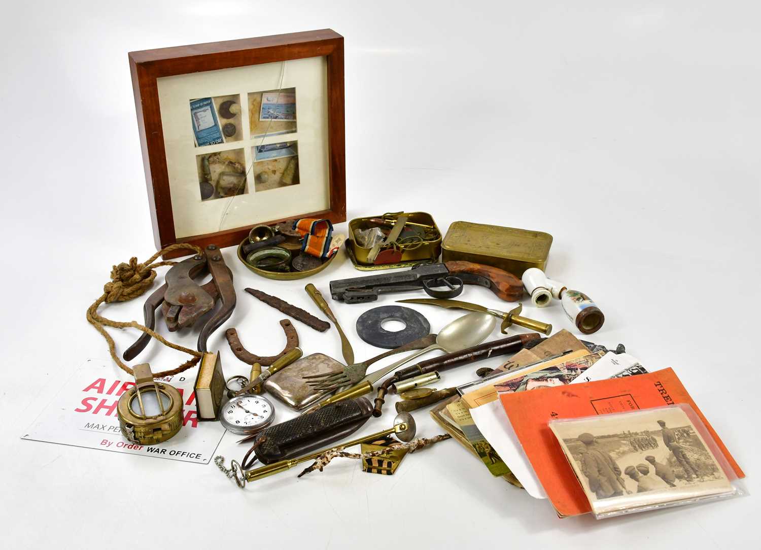 Lot 652 - An interesting collection of militaria...