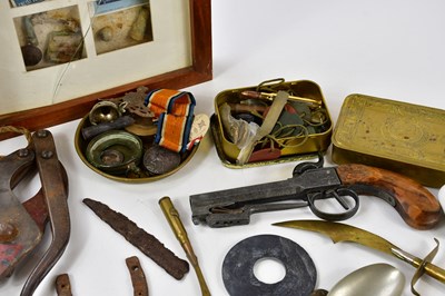 Lot 652 - An interesting collection of militaria...