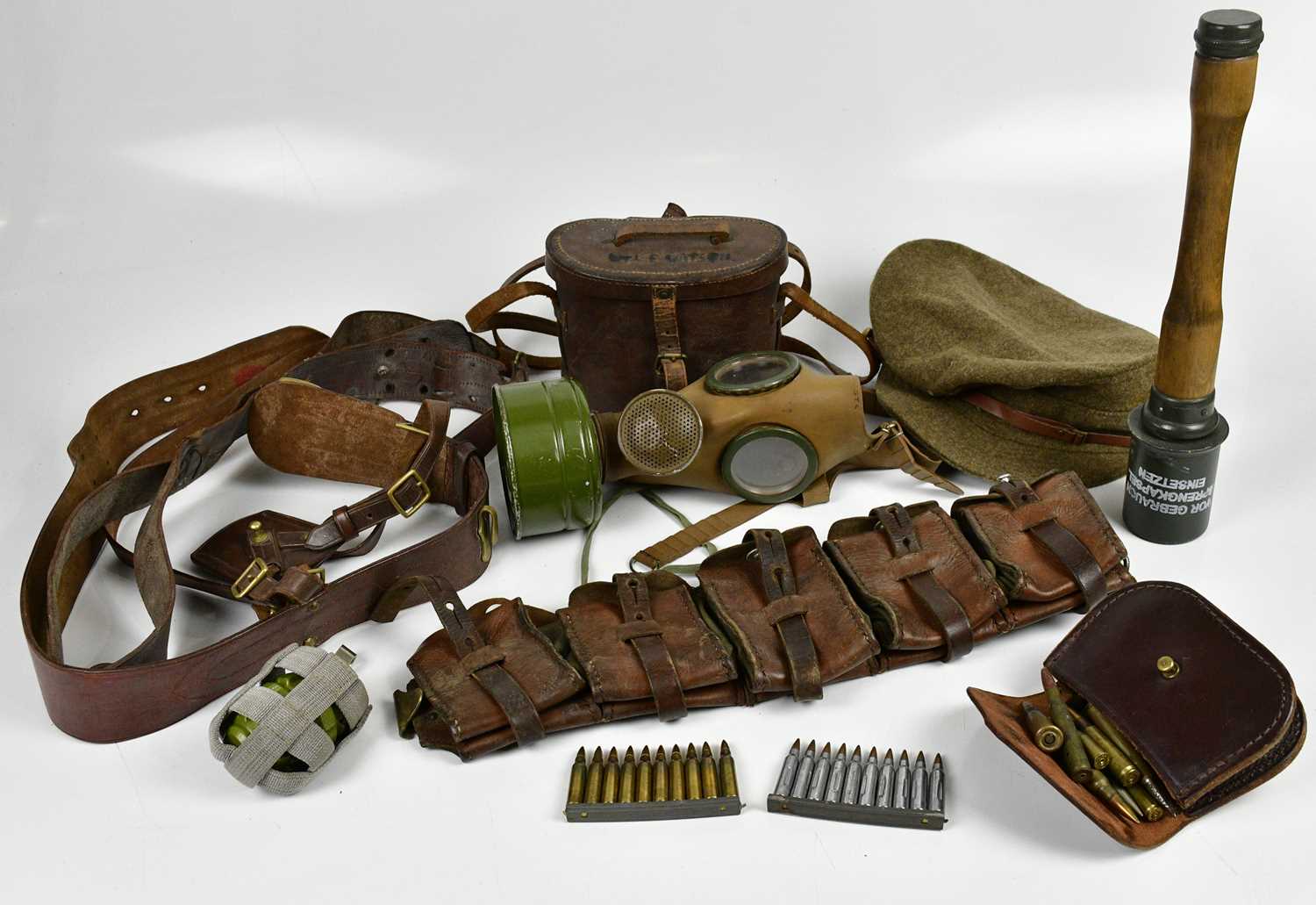 Lot 450 - A group of military items including a cased...