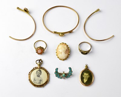 Lot 950 - Various items of gold and gold-coloured jewellery