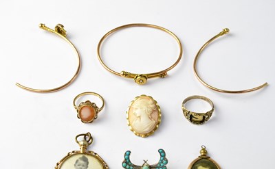 Lot 950 - Various items of gold and gold-coloured jewellery