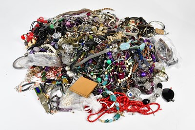 Lot 806 - A huge collection of costume jewellery,...