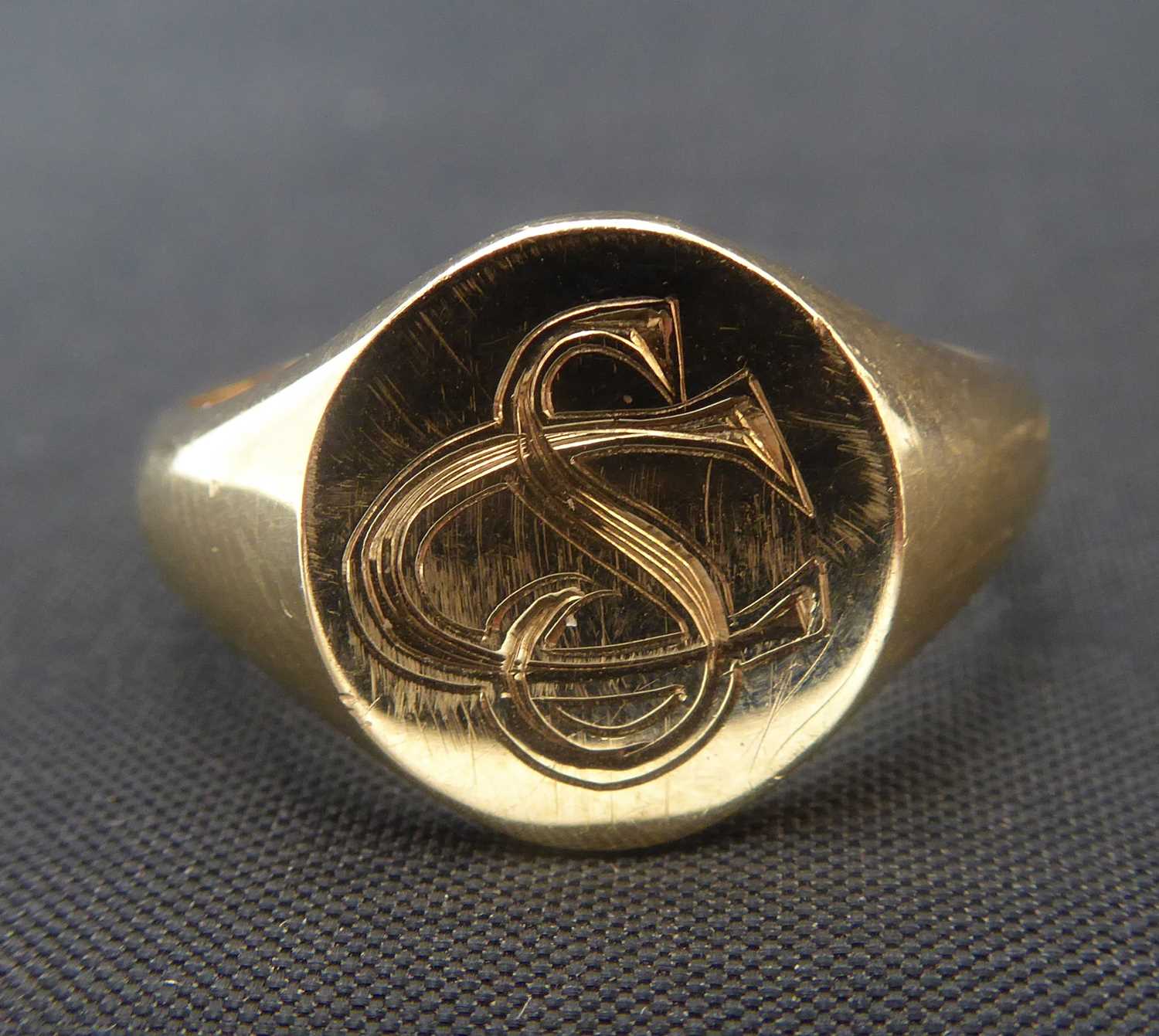 Sd Signets Lot 1032 - A 9ct gold gentlemen's signet ring