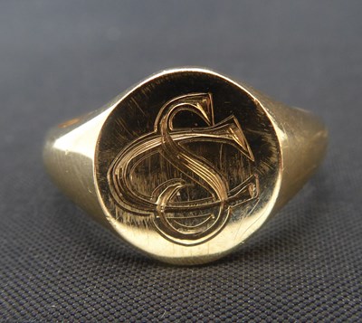 Lot 1032 - A 9ct gold gentlemen's signet ring