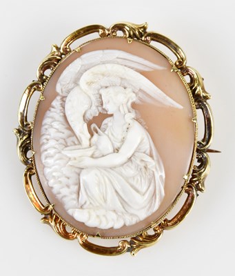 Lot 598 - A Victorian oval cameo brooch depicting Leda...