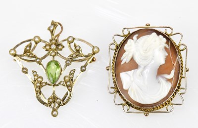 Lot 469 - A 9ct yellow gold peridot and pearl Art...