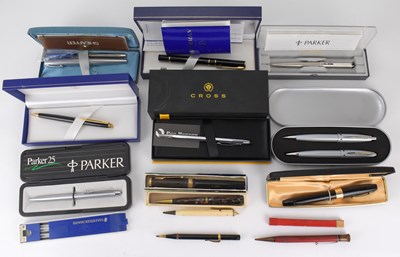 Lot 114 - A quantity of various vintage fountain pens,...